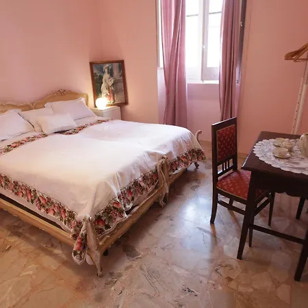 Miss Polly Apartment